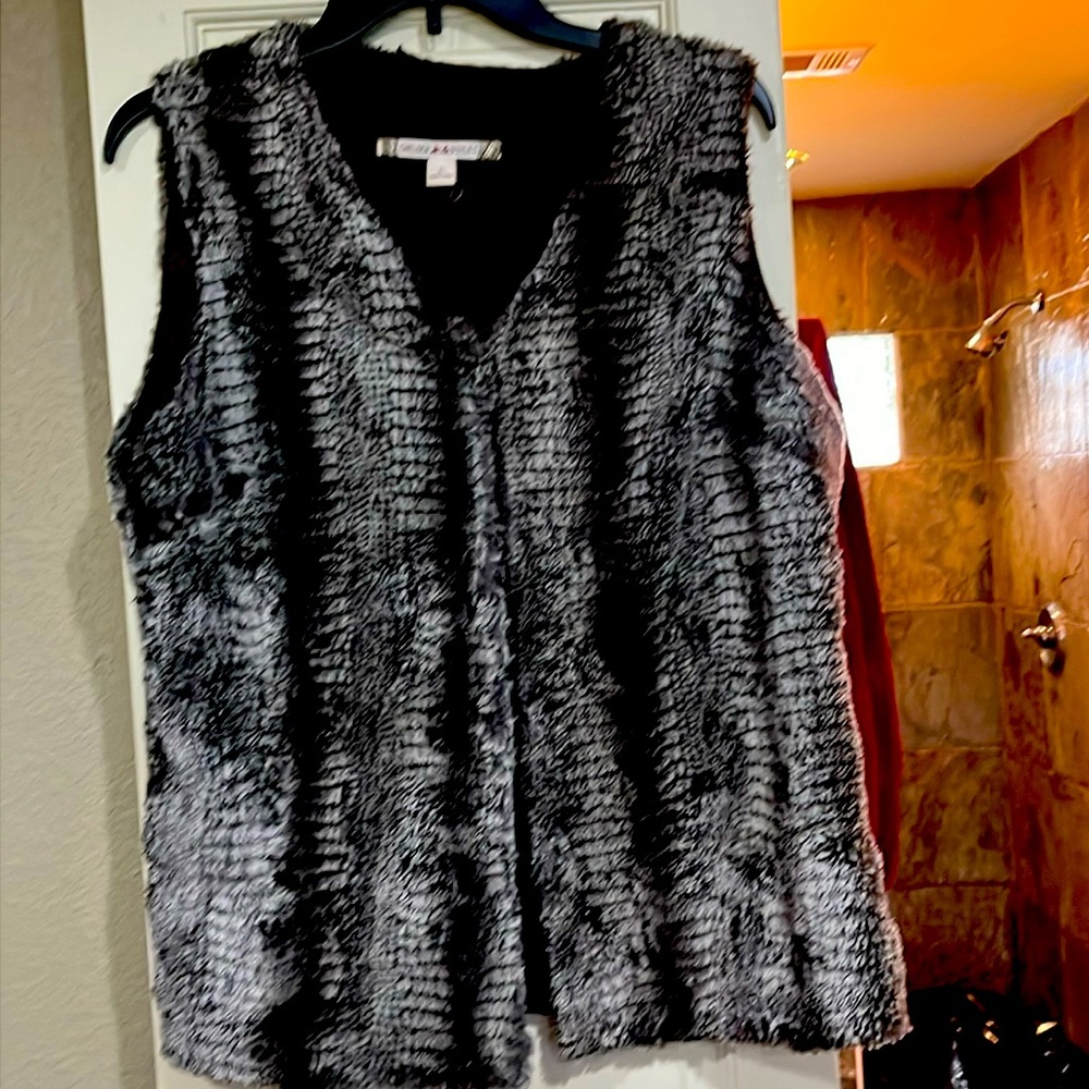 Faux fur Chelsea and Violet size L vest